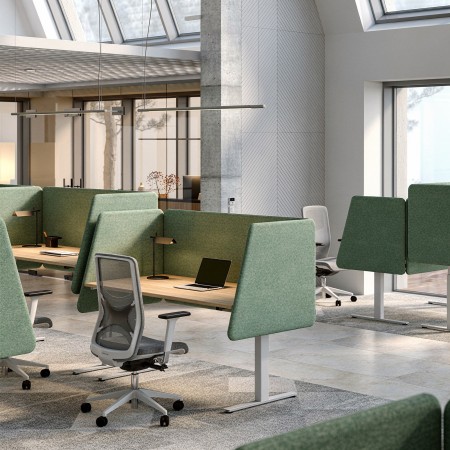 Écran acoustique réglable TOP 530 vert installé derrière un bureau assis-debout blanc. 2