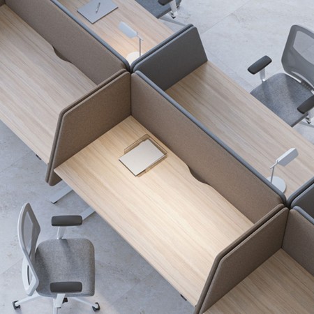 Vue de haut des écrans acoustiques TOP 530 dans un bureau partagé design à Berne.