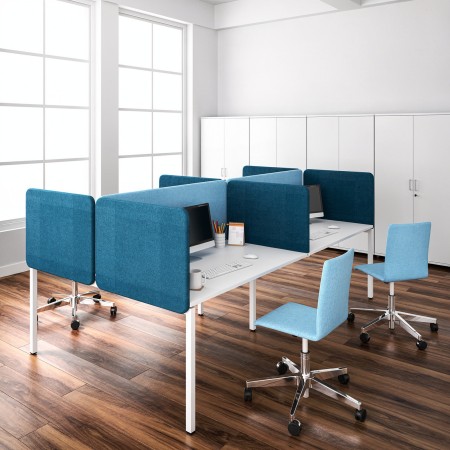 Bench NOVA 4 postes avec un écran acoustique quadrangulaire TOP 530 dans un bureau à Sion.