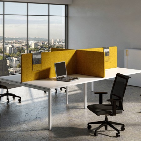 Écran acoustique quadrangulaire TOP 530 installé sur un bench NOVA à 4 postes. 2