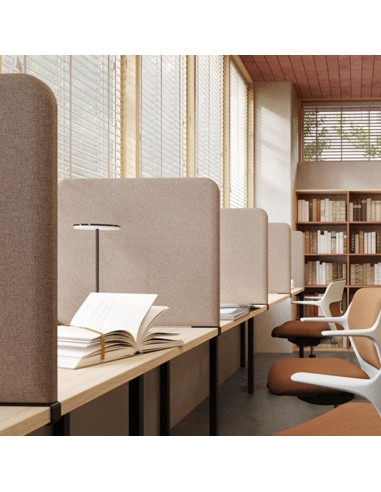 Séparation acoustique pour les benchs de bureaux TOP 530 dans une bibliothèque à Sierre.