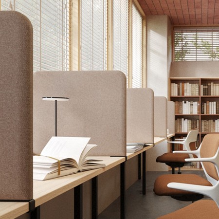 Séparation acoustique pour les benchs de bureaux TOP 530 dans une bibliothèque à Sierre.