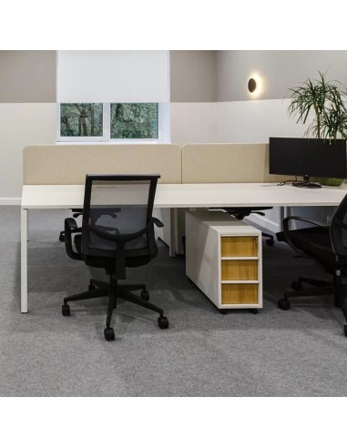 Bureau bench NOVA moderne avec panneaux acoustiques beiges TOP 530 dans une entreprise à Sion.