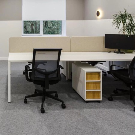 Bureau bench NOVA moderne avec panneaux acoustiques beiges TOP 530 dans une entreprise à Sion.