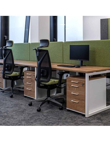 Bureaux Nova bench O dans un bureau moderne à Sion avec panneaux acoustiques classe C TOP 530.