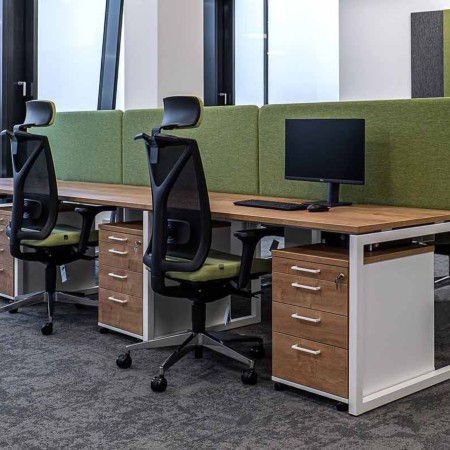 Bureaux Nova bench O dans un bureau moderne à Sion avec panneaux acoustiques classe C TOP 530.