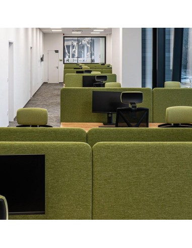 Écran d'isolation acoustique vert TOP 530 dans un open space professionnel à Genève.