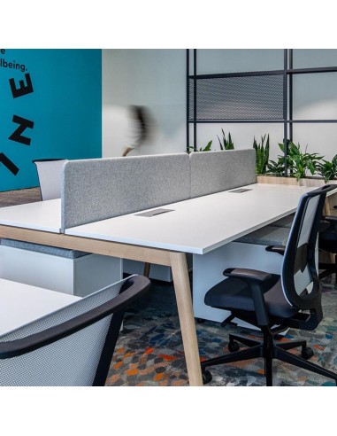 Écrans acoustiques pour benchs NOVA en bois TOP 530 dans un bureau ouvert à Zürich.
