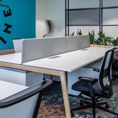 Écrans acoustiques pour benchs NOVA en bois TOP 530 dans un bureau ouvert à Zürich.
