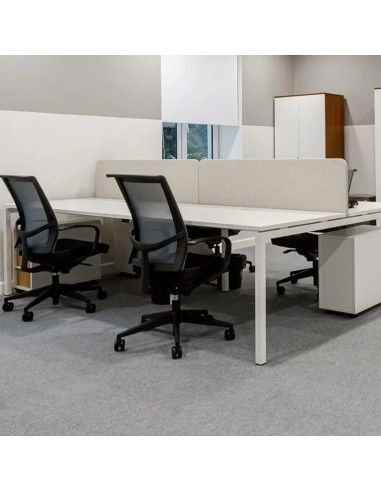 Espace de travail avec bench 4 postes NOVA et panneaux acoustiques TOP 530 gris à Nyon.