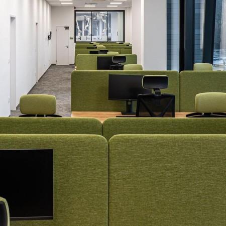 Écran d'isolation acoustique vert TOP 530 dans un open space professionnel à Genève.