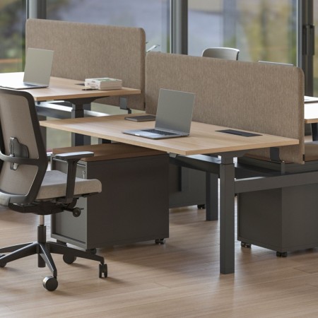 Cloison acoustique centrale TOP 530 pour bench assis-debout B-ACTIVE dans un bureau moderne à Montreux.