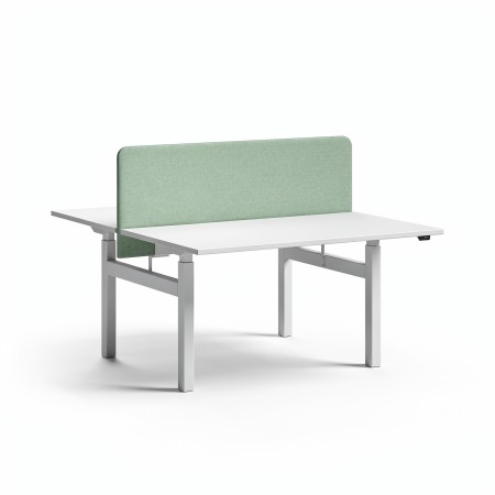 Écran acoustique frontal TOP 530 en tissu vert fixé sur un bench B-ACTIVE à deux niveaux.