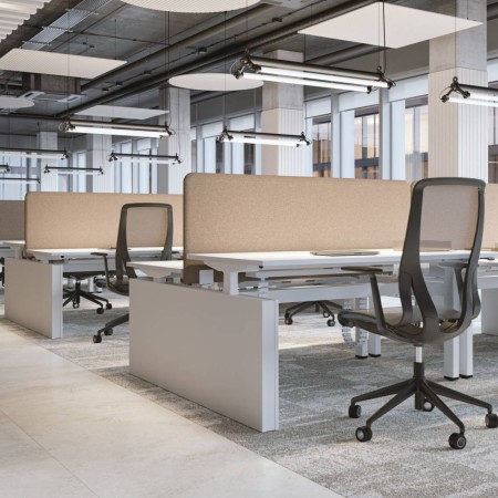 Écran acoustique TOP 530 haut classe C pour bureaux bench MOTION assis-debout à Bâle.