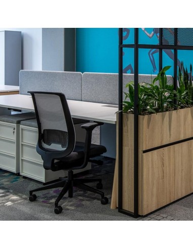 Séparation acoustique frontale pour bench TOP 530 classe C dans un bureau suisse.