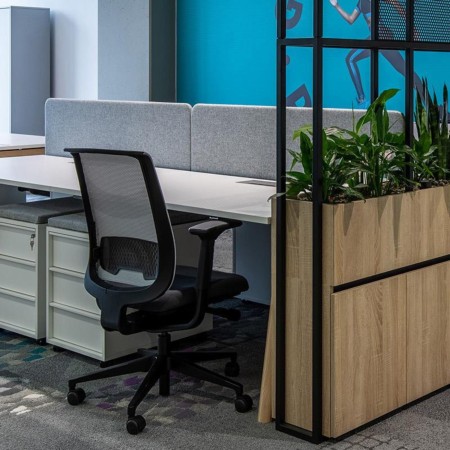 Séparation acoustique frontale pour bench TOP 530 classe C dans un bureau suisse.