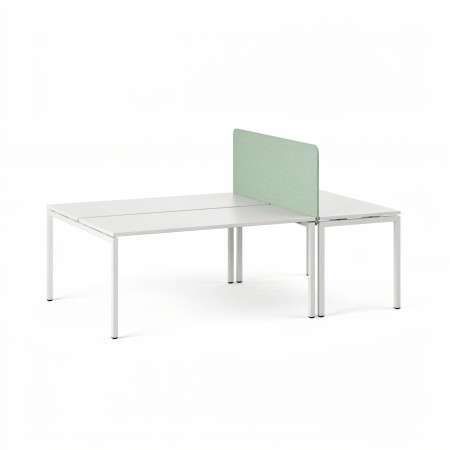 Écran acoustique frontal TOP 530 vert installé en bout d’un bench NOVA blanc.