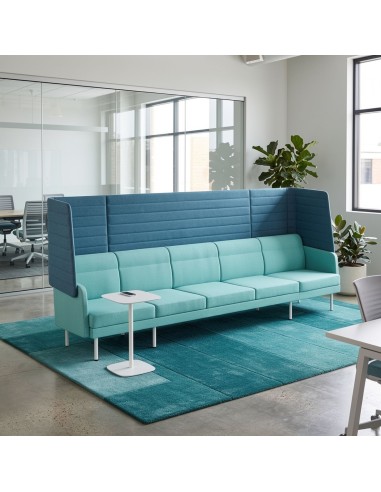 Canapé modulaire ARCIPELAGO à haut dossier aménageant un espace de réunion confidentiel dans un open space.