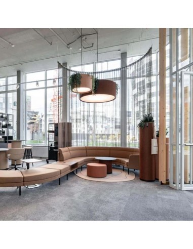 Canapé modulaire en courbe ARCIPELAGO dans un lounge professionnel à Berne.
