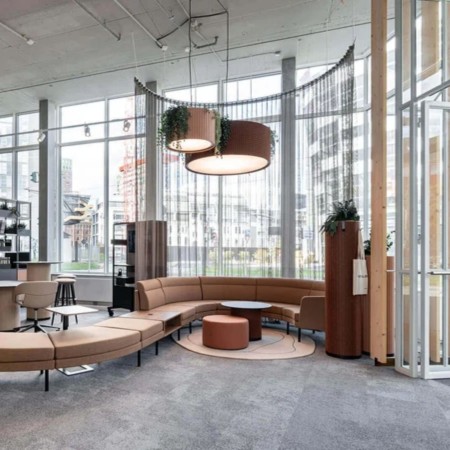 Canapé modulaire en courbe ARCIPELAGO dans un lounge professionnel à Berne.