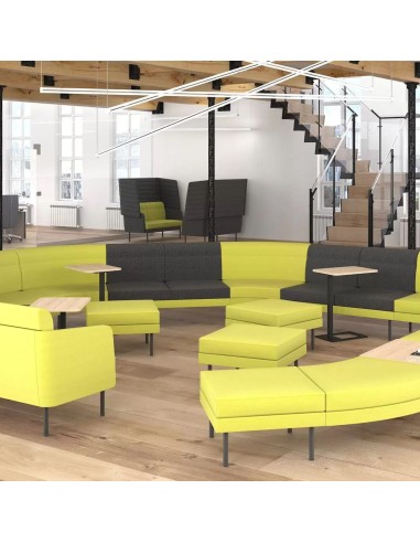 Canapé ARCIPELAGO jaune et noir avec repose-pieds jaunes carrés dans un espace professionnel à Berne.