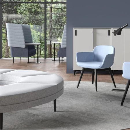 Pouf lounge incurvé ARCIPELAGO en tissu sur pieds. 2