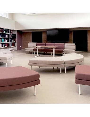 Pouf incurvé ARCIPELAGO lounge professionnel dans un espace d'accueil à Lausanne.