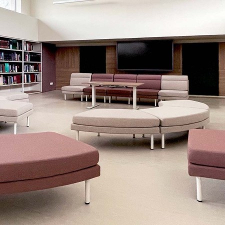Pouf incurvé ARCIPELAGO lounge professionnel dans un espace d'accueil à Lausanne.