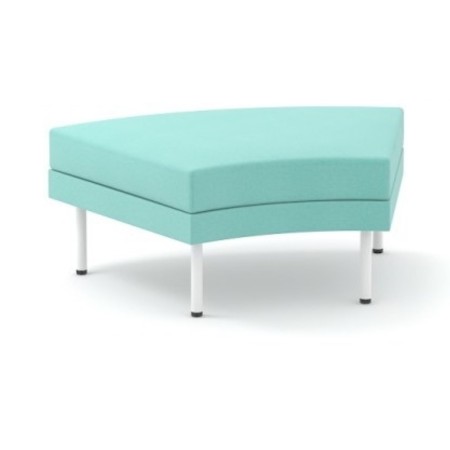 Pouf lounge incurvé ARCIPELAGO en tissu sur pieds.