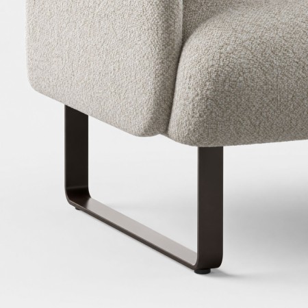 Pieds sled en métal du fauteuil MYAMI pour espaces lounge.