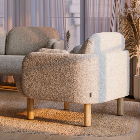 Fauteuil lounge MYAMI 4 pieds en frêne massif pour espaces professionnels dans un bureau lumineux à Genève.