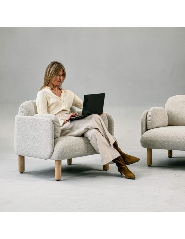 Fauteuil MYAMI rembourré pour espaces lounge de travail avec des pieds en frêne massif.
