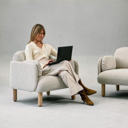 Fauteuil MYAMI rembourré pour espaces lounge de travail avec des pieds en frêne massif.