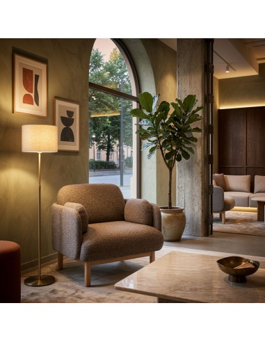 Espace lounge en entreprise à Crans-Montana avec fauteuil rembourré design pieds en bois massif MYAMI.
