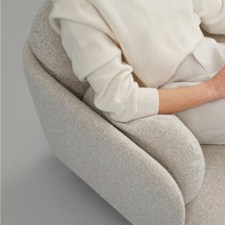 Accoudoirs du fauteuil d'accueil design MYAMI rembourré lounge.