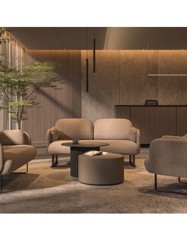 Canapé lounge MYAMI avec piètement sled aménagé à Zoug dans un espace d'accueil professionnel contemporain.
