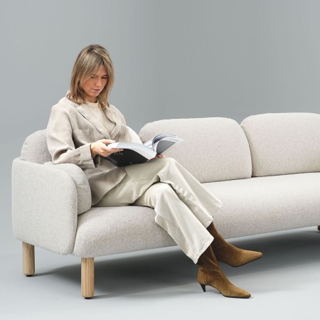 Sofa 3 places MYAMI avec pieds en frêne pour hall d'accueil professionnel.