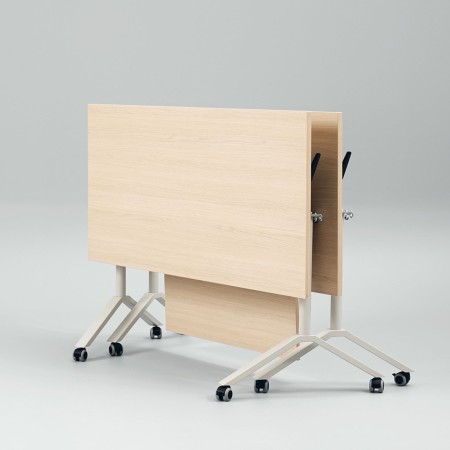 Plateau relevable et voile de fond de la table mobile FLIPTOP polyvalente.