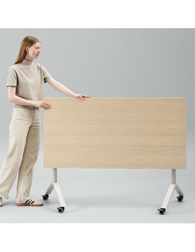 Table de réunion rabattable sur roulettes FLIPTOP pour rangement compact.
