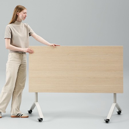 Table de réunion rabattable sur roulettes FLIPTOP pour rangement compact.