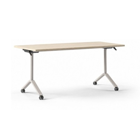 Tables de conférence FLIPTOP avec plateaux en chêne naturel rabattables.