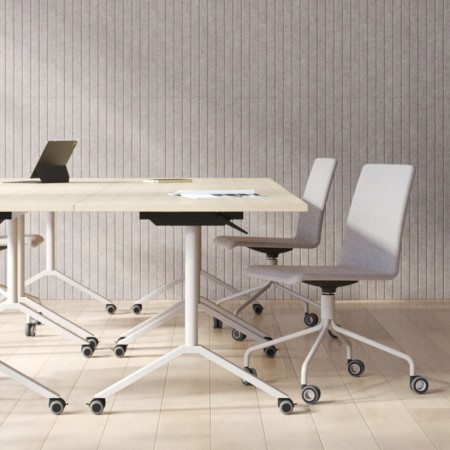 Tables de conférence FLIPTOP avec plateaux en chêne naturel rabattables. 2