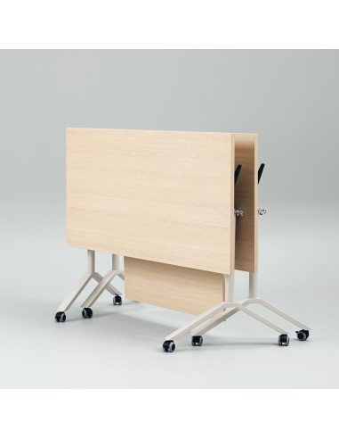 Plateau relevable et voile de fond de la table mobile FLIPTOP polyvalente.