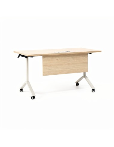 Table FLIPTOP en chêne naturel avec top access rectangulaire, voile de fond et roulettes.