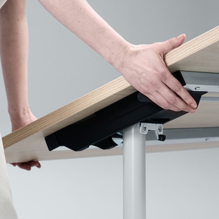 Table de formation rabattable pour rangement compact en haute école FLIPTOP.