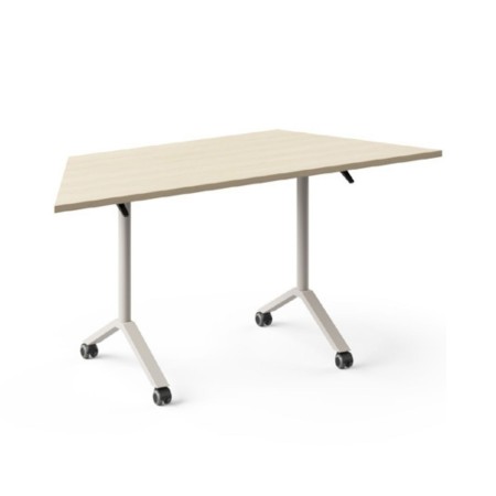 Table de liaison FLIPTOP avec plateau trapézoïdal en chêne naturel et piètement blanc sur roulettes.