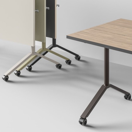 Table mobile rabattable FLIPTOP avec roulettes pour salle de réunion.