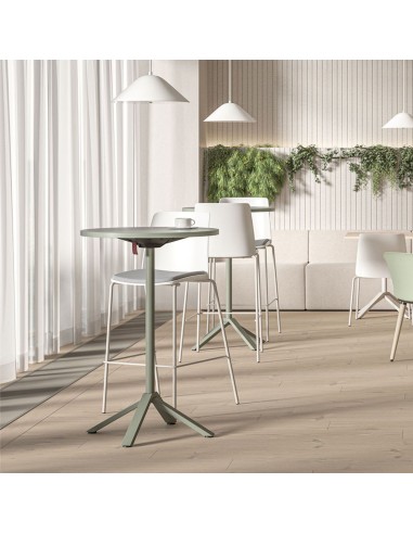 Tables bistro hautes FLIPTOP dans une cafétéria d’entreprise contemporaine à Lausanne.