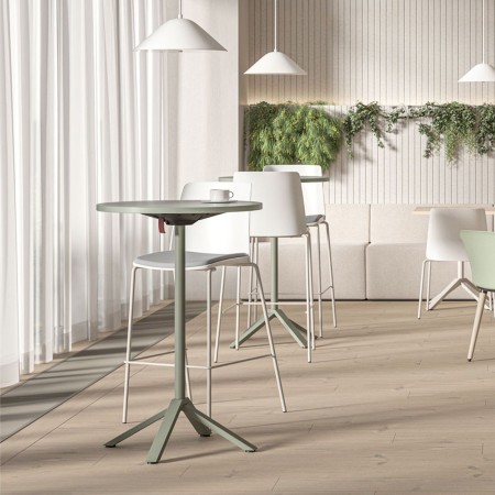 Tables bistro hautes FLIPTOP dans une cafétéria d’entreprise contemporaine à Lausanne.