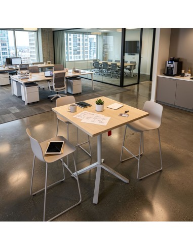 Table haute carrée FLIPTOP dans un espace professionnel à Fribourg.